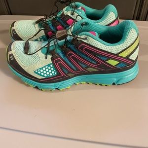Women’s Salomon size 6.5